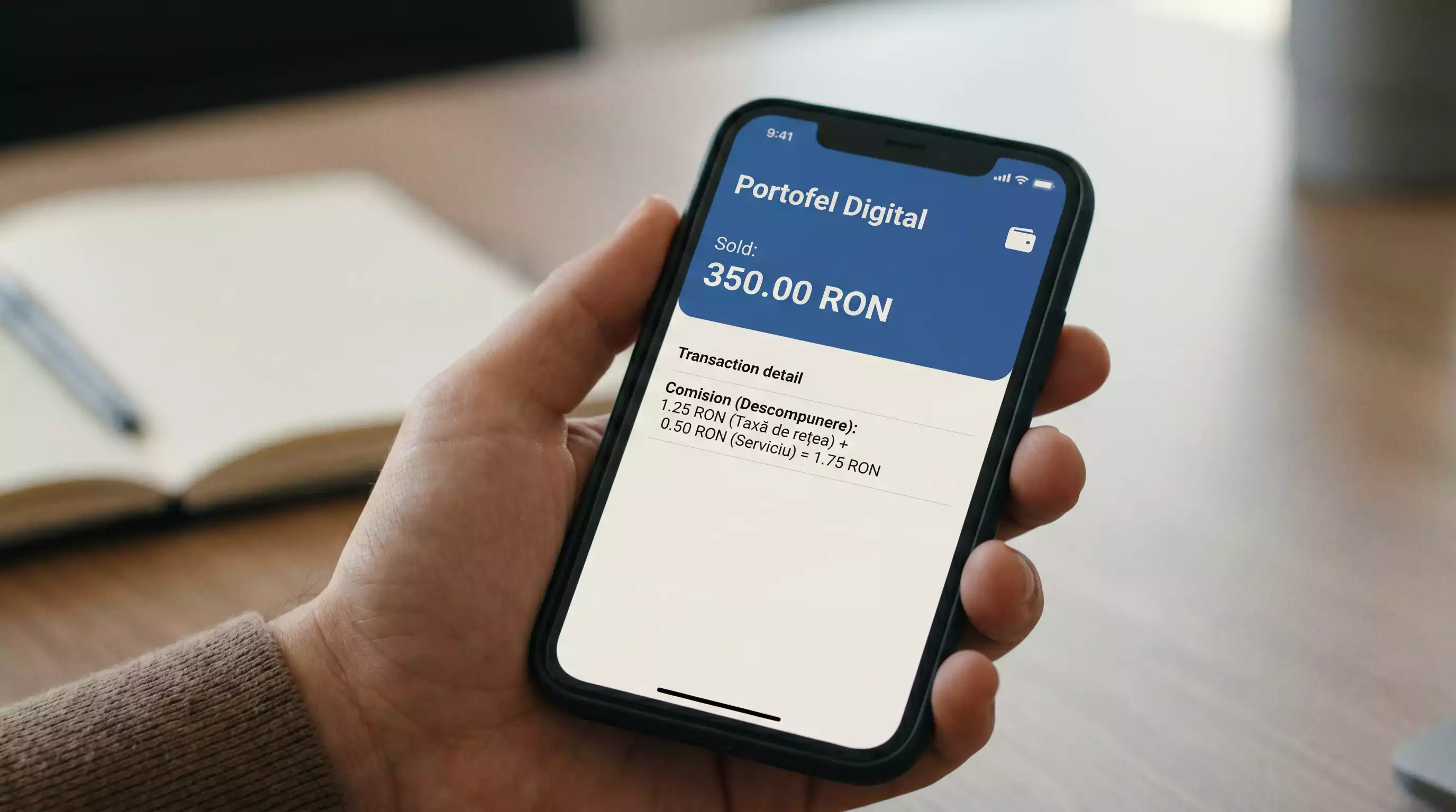 Telefon mobil cu aplicația Skrill deschisă afișând detaliile unei tranzacții cu comisioane pentru o casă de pariuri